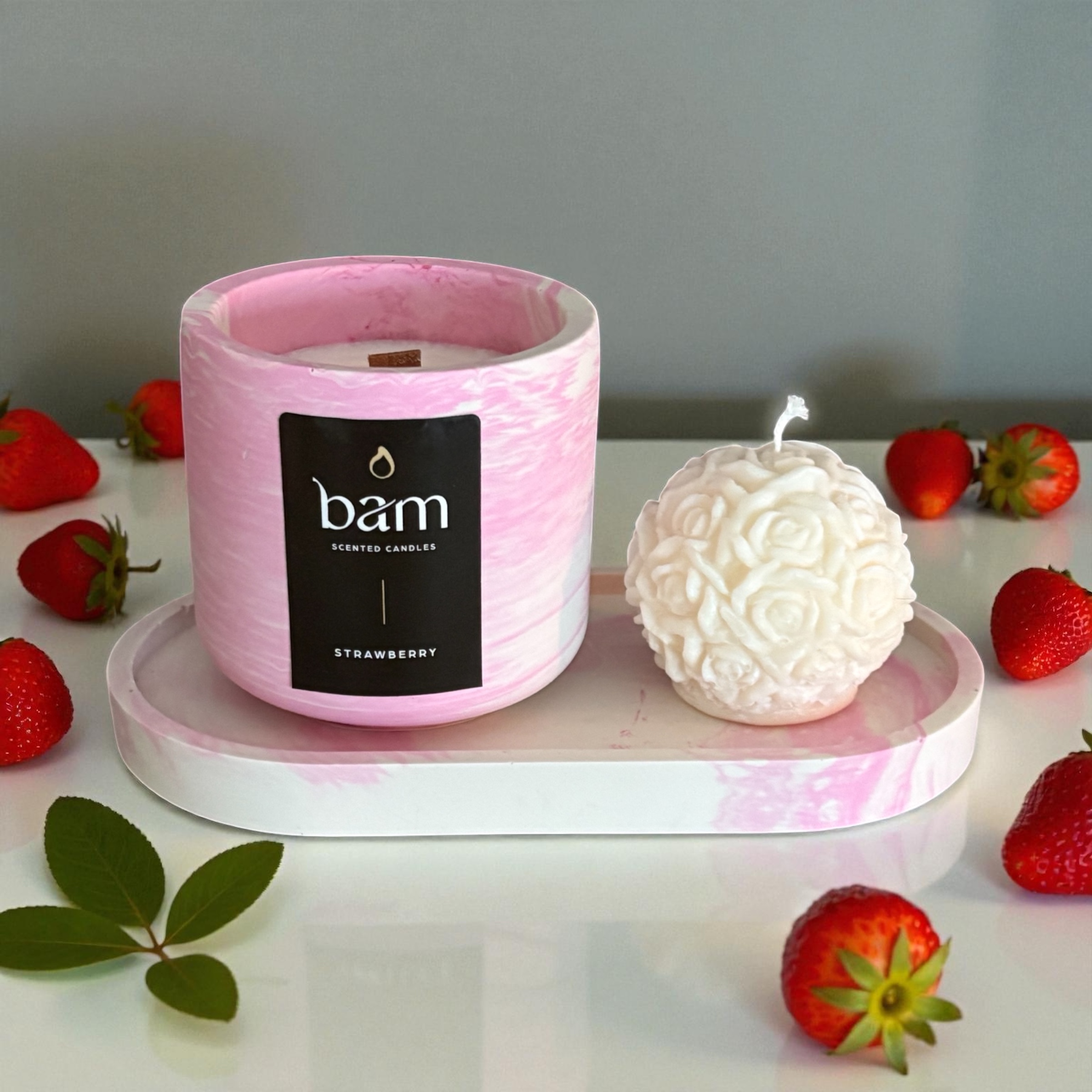 Geschenkset met STRAWBERRY geurkaars, decoratieve kaars en schaaltje